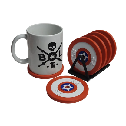 Set Posavasos Capitán América — con taza en uso